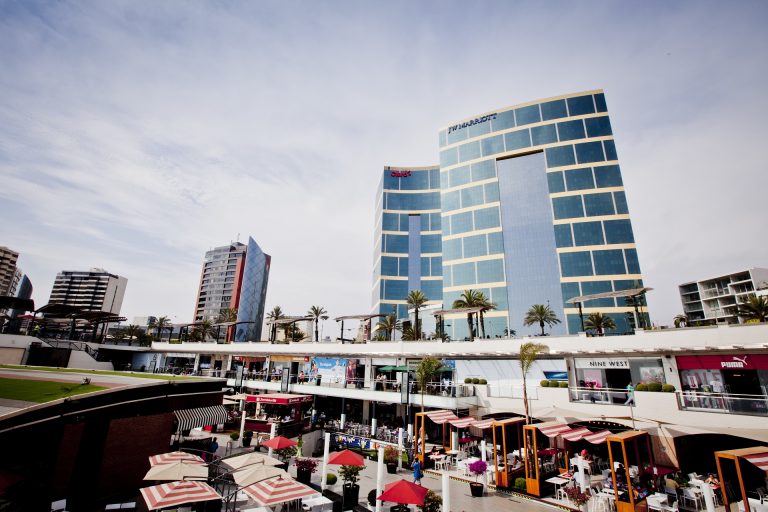 Vial y Vives - Larcomar es un centro comercial ubicado en el trayecto final de la avenida Larco en el distrito de Miraflores en Lima Perú