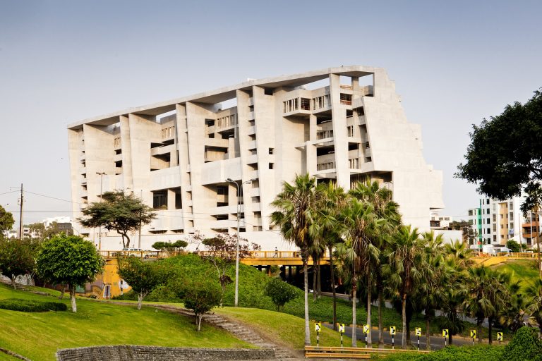 Vial y Vives - Campos UTEC Universidad de Ingeniería y Tecnología en Lima Perú