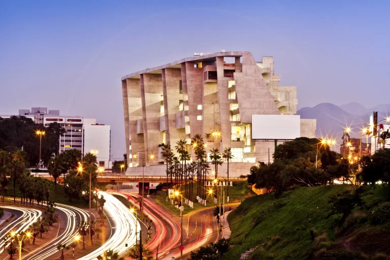 Vial y Vives - Campos UTEC Universidad de Ingeniería y Tecnología en Lima Perú