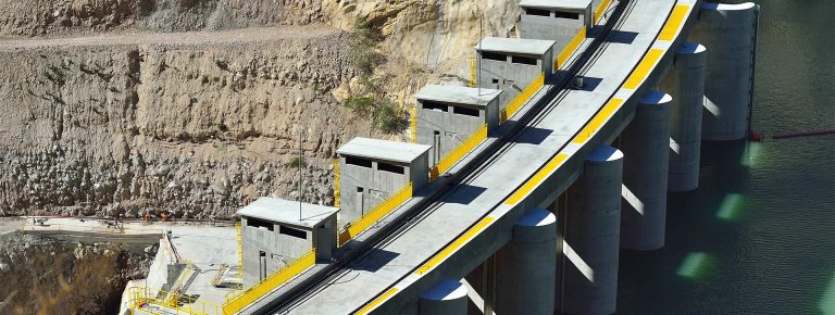 Vial y Vives - DSD, Cerro del Águila es una central hidroeléctrica de 557 MW de potencia en Huancavelica, Perú