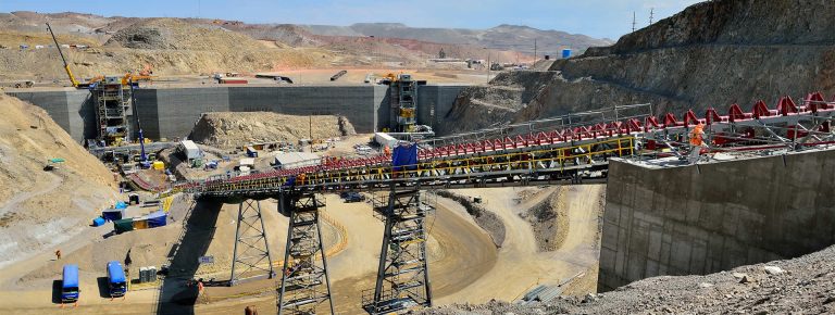 Vial y Vives - Cerro Verde es un complejo minero de cobre y molibdeno ubicado en el distrito de Uchumayo en la provincia de Arequipa en Perú