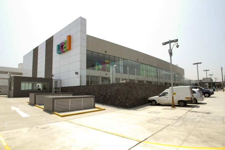 Vial y Vives - Campos de UCAL Universidad de Ciencias y Artes de América Latina en La Molina Lima