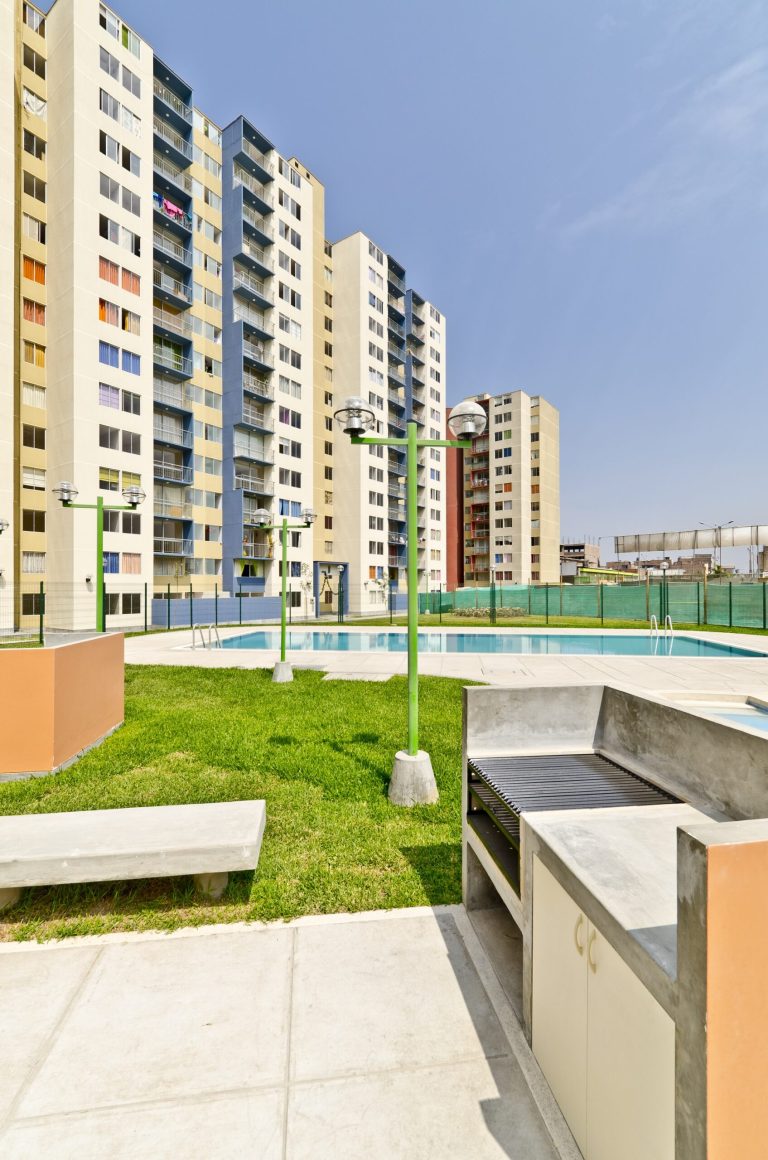 Vial y Vives - parque central club residencial en Lima Perú