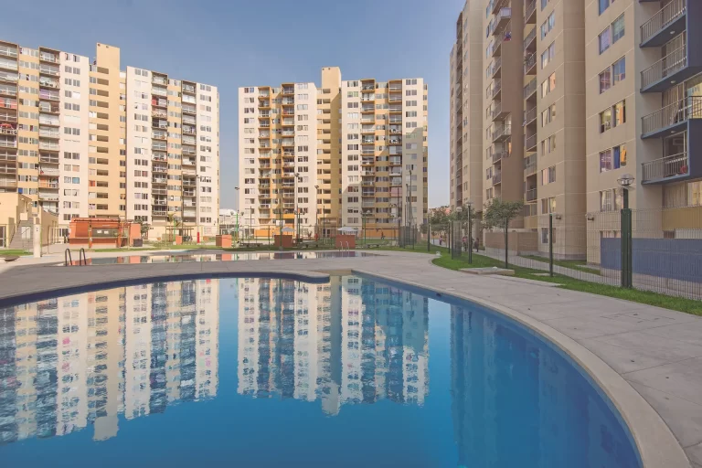 Vial y Vives - parque central club residencial en Lima Perú