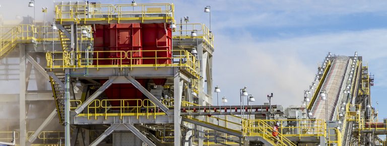 Vial y Vives - Antucoya es una operación minera del Grupo Antofagasta Minerals ubicada en la Segunda Región, en el límite de las comunas de Mejillones y María y María Elena en la Región de Antofagasta Chile