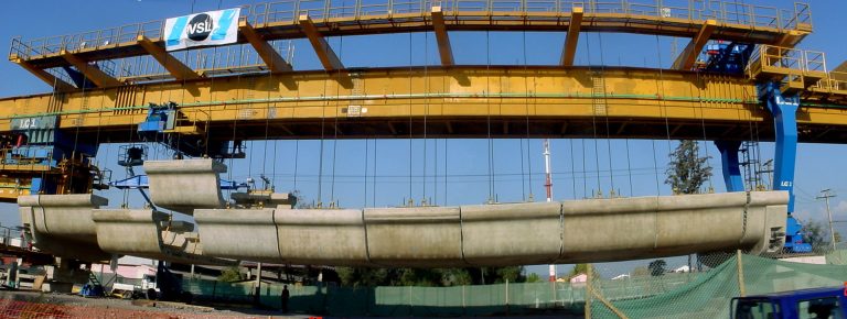 Vial y Vives - Construcción de la Línea 4 del Metro de Santiago una de las siete líneas que conforman actualmente la red del Metro de Santiago en la capital de Chile