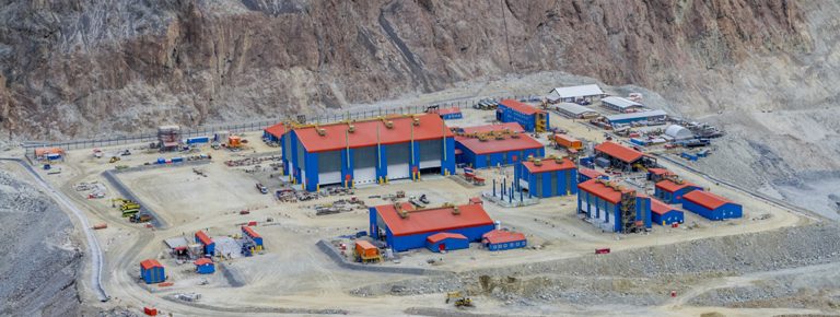 Vial y Vives - Los Pelambres es una de las cinco minas de cobre más ricas del mundo y está ubicada en la comuna de Salamanca en la región de Coquimbo, en Chile, a 240 kilómetros al norte de Santiago