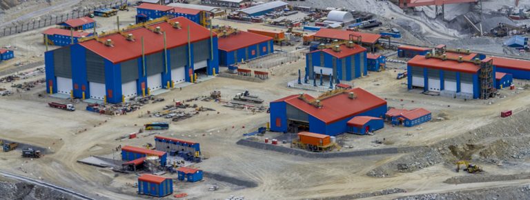 Vial y Vives - Los Pelambres es una de las cinco minas de cobre más ricas del mundo y está ubicada en la comuna de Salamanca en la región de Coquimbo, en Chile, a 240 kilómetros al norte de Santiago